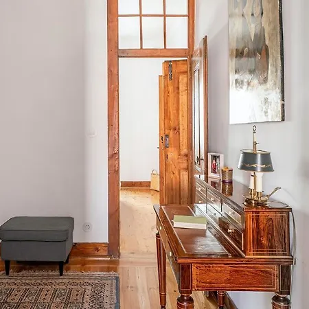 Plum Guide - The Sky Parlour Apartamento Lisboa